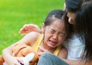 Dạy bé tự kỷ dành cho bản thân một cái ôm ấm áp