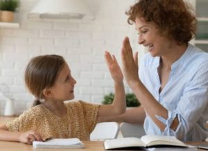 Cách làm trẻ thân thiết với bố mẹ